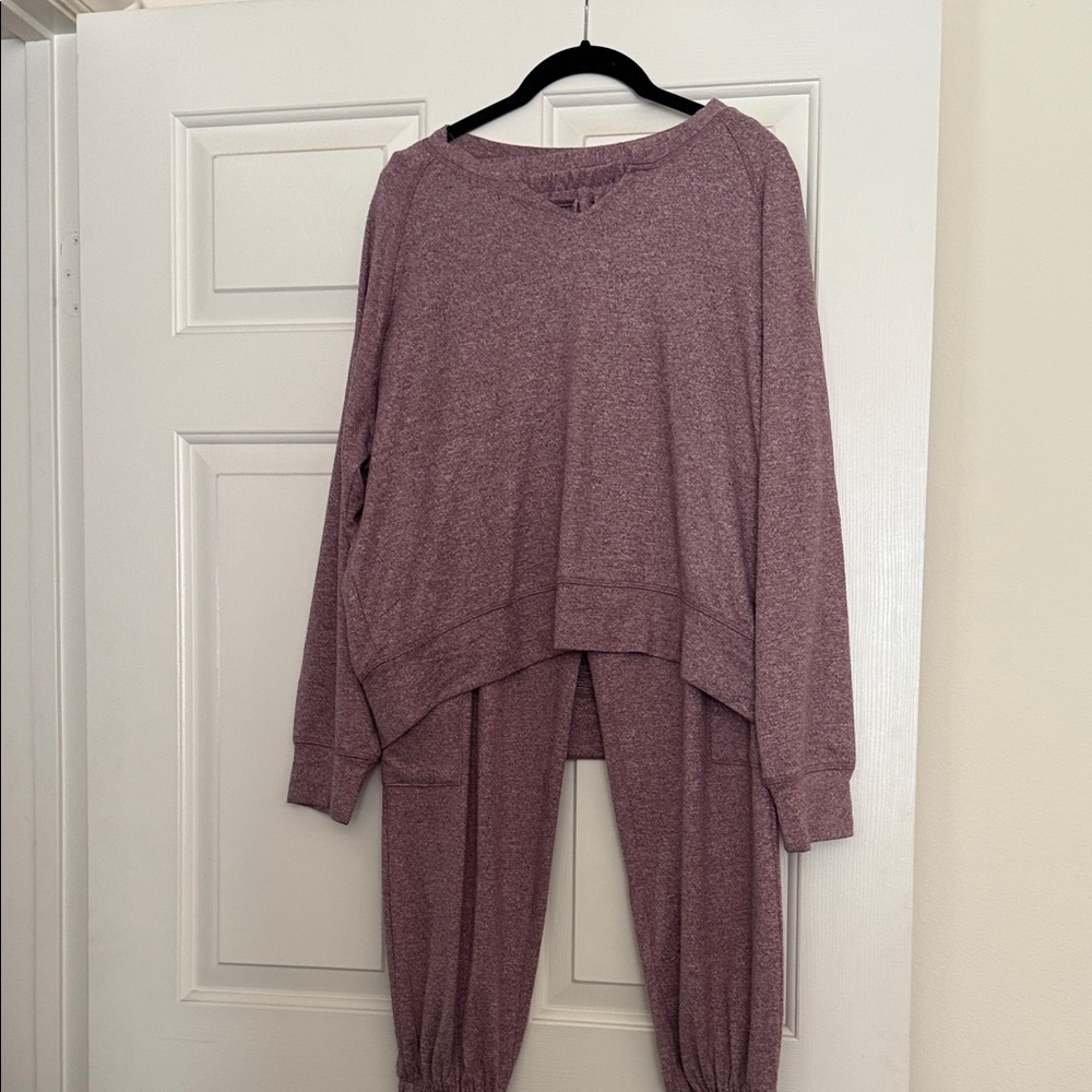Mono B Mauve Lounge Set the top is size L